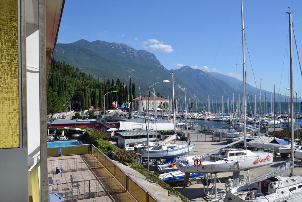 Residence Ambra Riva del Garda Luaran gambar